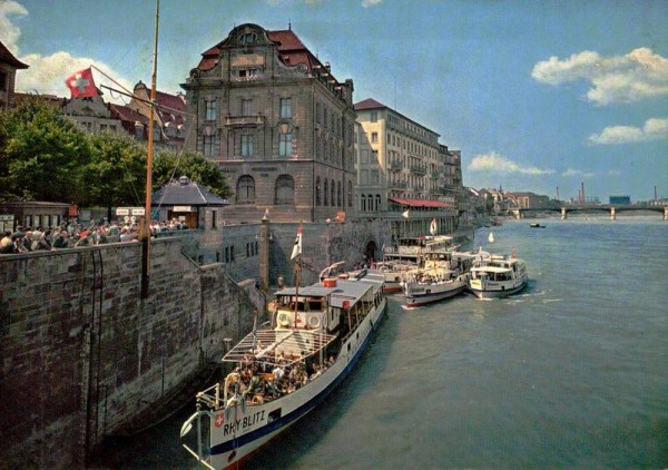Personenboote der Basler Personenschiffahrts-Gesellschaft AG an der Schifflände Basel Vorderseite
