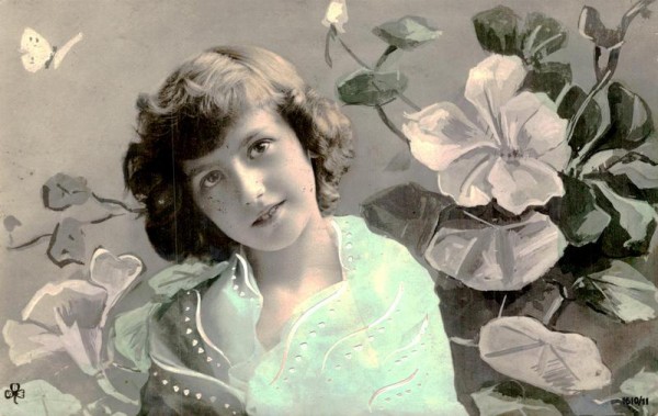 Mädchen mit Blumen im Hintergrund Vorderseite