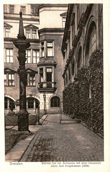 Dresden - Stallhof des klg. Schlosses mit einer bronzenen Säule zum Klingelrennen (1588) Vorderseite