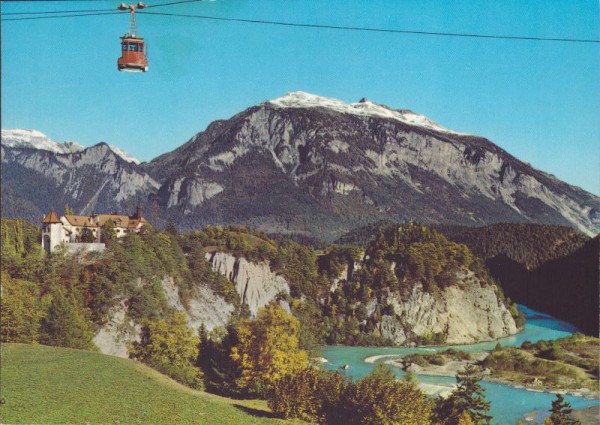 Schloss Rhäzüns mit der Schwebebahn nach Feldis und dem Calanda