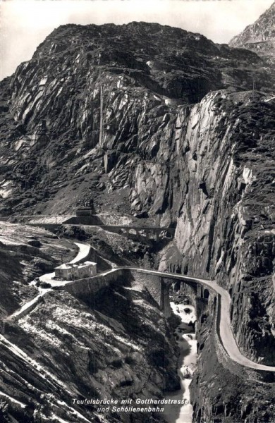 Teufelsbrücke mit Gotthardstrasse mit Schöllenenbahn Vorderseite