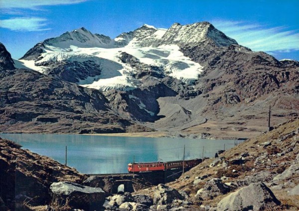 Die Rhätische Bahn auf dem Berninapass mit dem Cambrenagletscher un Piz Cambrena Vorderseite