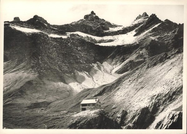 Elm: S.A.C. Clubhütte Martinsmaad mit Gletscherhorn und Zwölfihörnern Vorderseite