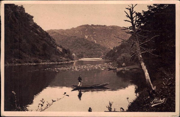 Fluss mit Berge Vorderseite