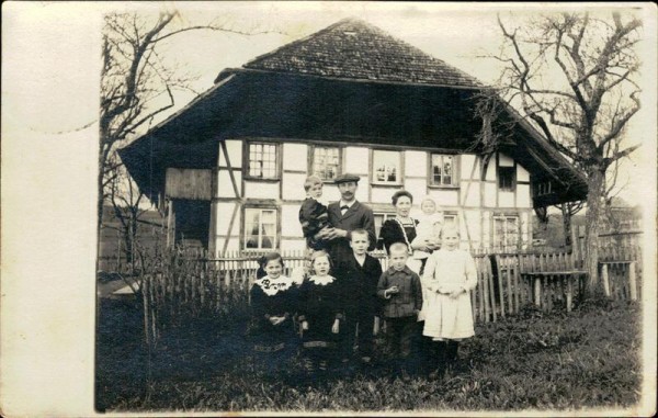 Familie vor Berner Haus Vorderseite