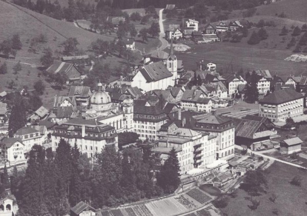 Mutterhaus Menzingen mit Dorf ZG  -  Flugaufnahmen Vorderseite