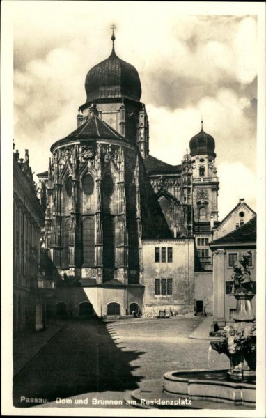 Passau - Dom und Brunnen am Residenzplatz Vorderseite
