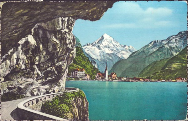 Axenstrasse am Vierwaldstättersee mit Flüelen und Bristenstock