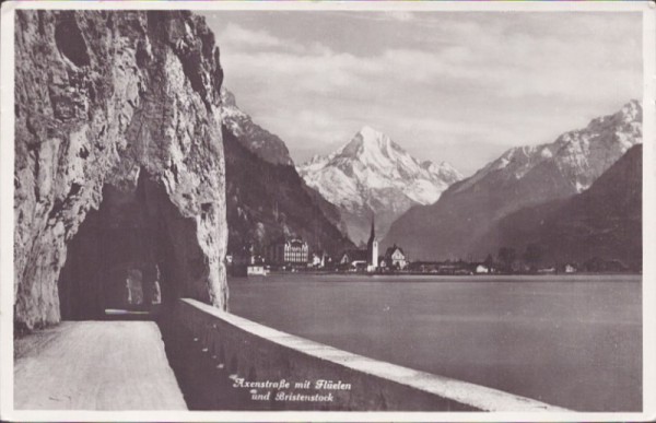 Axenstrasse mit Flüelen und Bristenstock