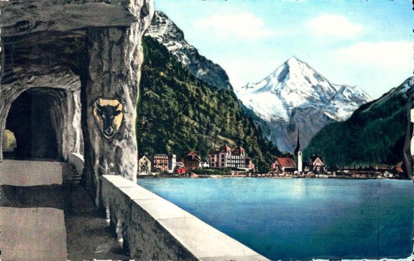 Axenstrasse am Vierwaldstättersee mit Flüelen und Bristenstock Vorderseite