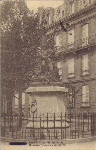 Charleville, Rond-Point au bas des Allées, Monument commémoratif
