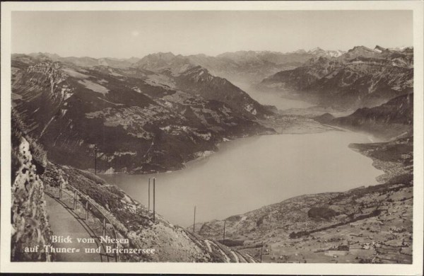 Blick vom Niesen auf Thuner und Brienzersee Vorderseite
