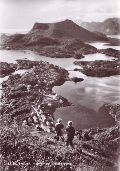 Svolvaer. Nybyen og Kjeldbergtind