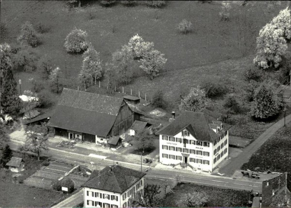 Binzikon Grüningen, Adler, Flugaufnahme Vorderseite