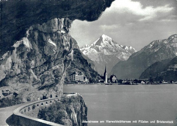 Axenstrasse am Vierwaldstättersees mit Flüelen und Bristenstock Vorderseite