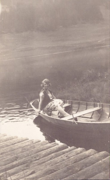 Frau in Ruderboot