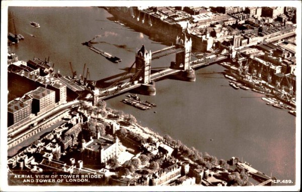 Aerial view of Tower Bridge and Tower of London Vorderseite