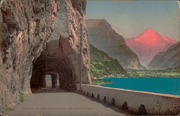 Gallerie an der Axenstrasse mit Bristenstock. Vorderseite