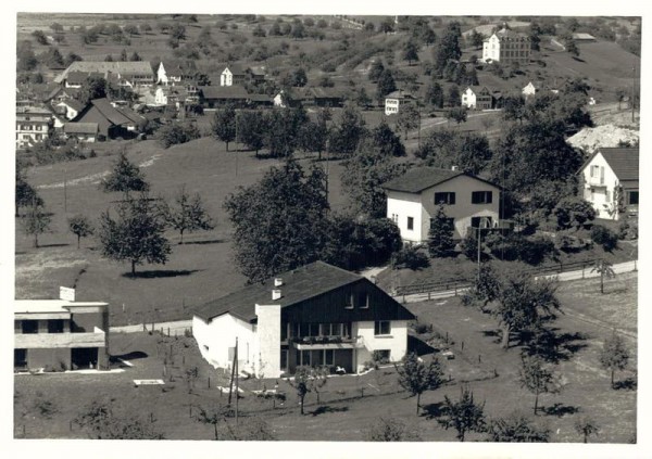 9500 Wil, Neulandenstrasse 25, 27/ Hintergrund - 9512 Rossrüti - Schulhaus Vorderseite