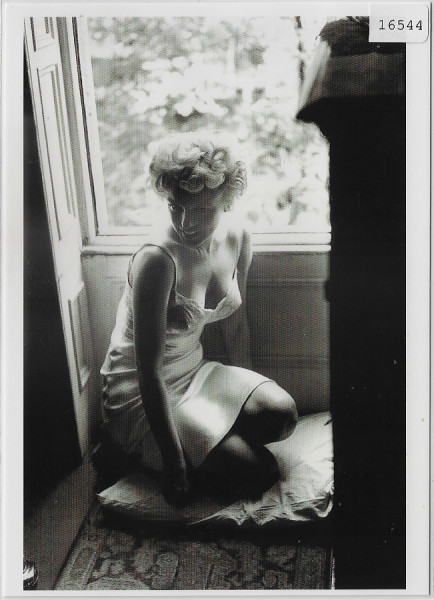 Marilyn Monroe am Fenster - Photo: Sam Shaw