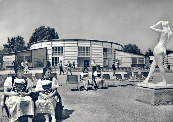 Zürich 1958, Saffa - Vor dem Pavillon "Dienst am Menschen" Vorderseite