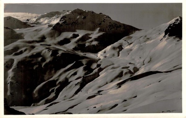 Blick von der Gotschna auf Parsennhütte mit Aufstieg zur Weissfluh u. Furka Vorderseite
