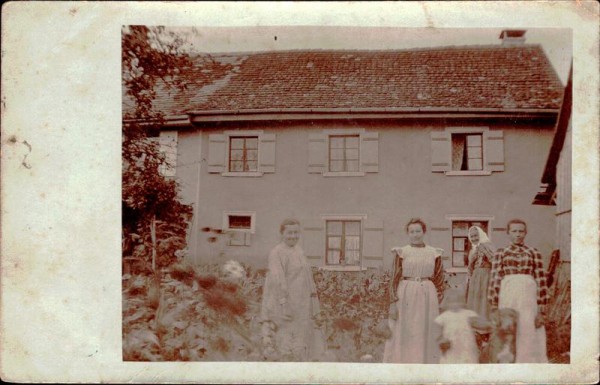 Menschen und Hund vor unbekanntem Haus Vorderseite