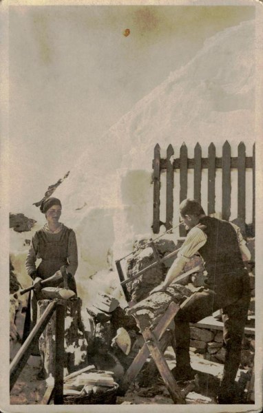 Wetterwart und Frau vor dem Observatorium auf dem Säntis Vorderseite