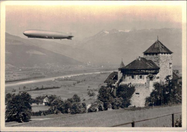 Zeppelin über dem Rheintal bei Vaduz Vorderseite