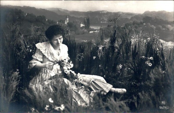 Frau in Wiese Vorderseite