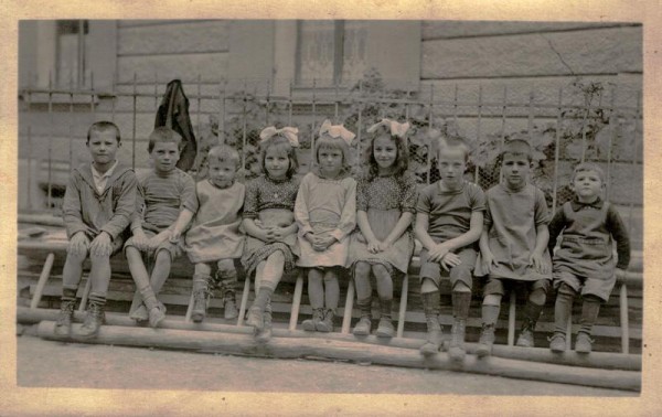 Neun Kinder Vorderseite