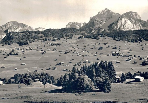 Wildhaus-Lisighaus mit Schafberg und Säntis Vorderseite
