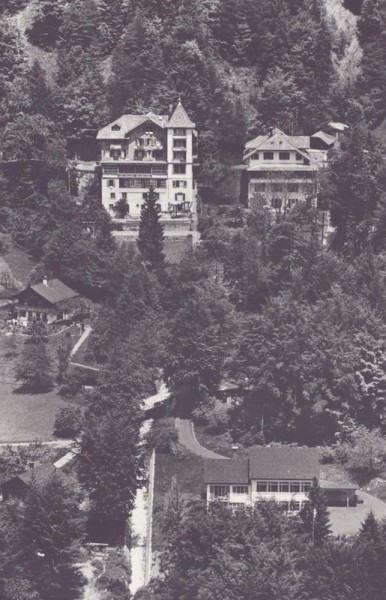 Sundlauenen am Thunersee  -  Flugaufnahmen Vorderseite
