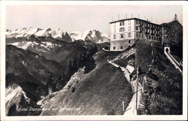 Hotel Stanserhorn mit Berneralpen Vorderseite