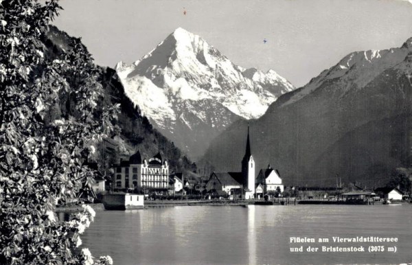 Flüelen am Vierwaldstättersee und der Bristenstock Vorderseite