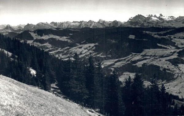 Berggasthaus Rossberg-Kulm, Wildspitze, Blick gegen die Wägitalerberge und den Glärnisch Vorderseite