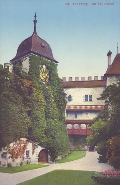 Lenzburg - Im Schlosshof