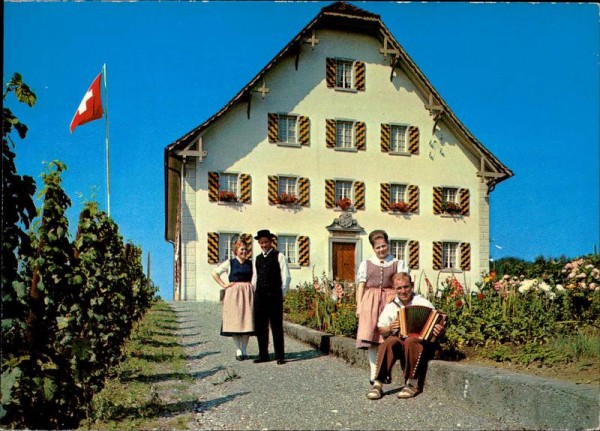 Höfnertrachten vor dem Leutschenhaus in Freienbach Vorderseite