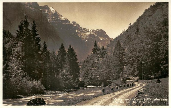 Weg nach Klöntalersee Partie an der Löntsch Vorderseite