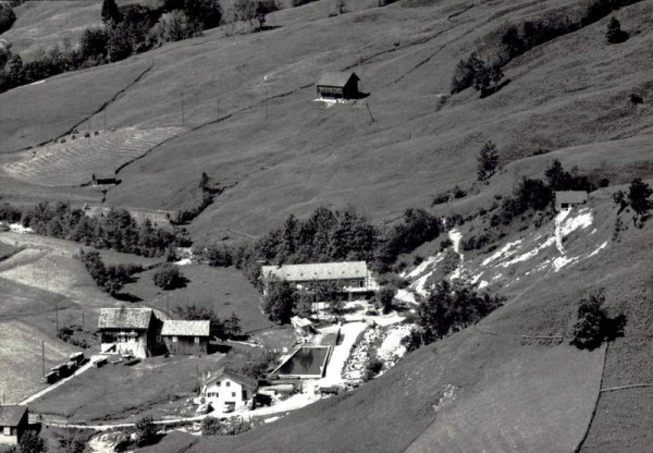 Alpinahaus & Schwimmbad Oberiberg SZ, Flugaufnahme Vorderseite