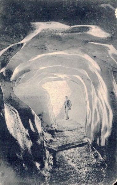Eisgrotte im Morteratschgletscher Vorderseite
