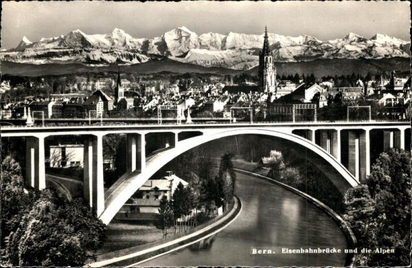 Bern. Eisebahnbrücke und die Alpen Vorderseite