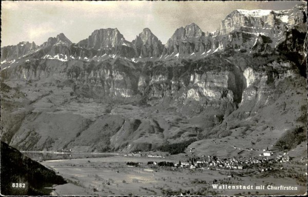 Walenstadt mit Churfirsten (2306 m) Vorderseite