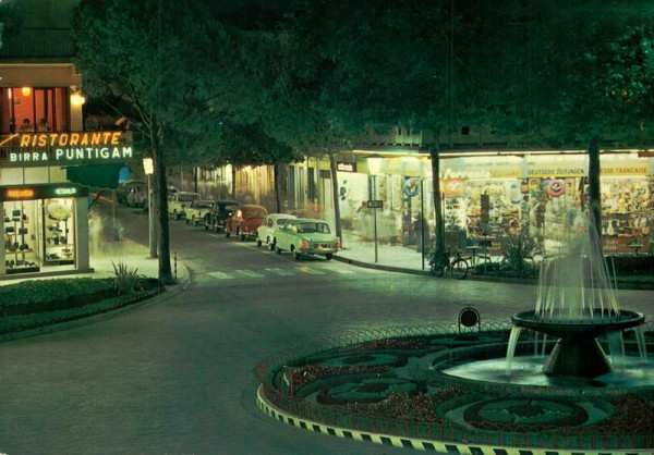 Lignano Sabbiadoro, Brunnen-Platz bei Nacht Vorderseite