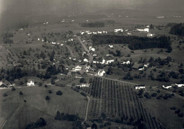 6331 Hünenberg ZG, Schulhaus Ehret A, Ehretweg 2/ vor der Erstellung der Autobahn A4/ Hintergrund: Kloster Heiligkreuz Cham Vorderseite