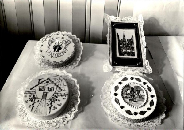 Freizeitausstellung im Hotel Hirschen 1949, Giorgetta zeigt Biber und drei Torten Vorderseite