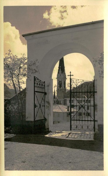 Tor mit Blick auf die Kirche Vorderseite