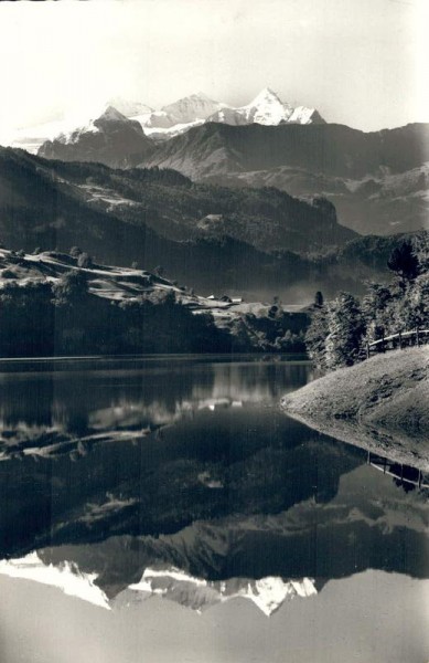 Lungernsee mit Wetterhorngruppe Vorderseite