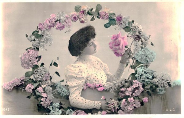 Frau im Rosenkranz Vorderseite