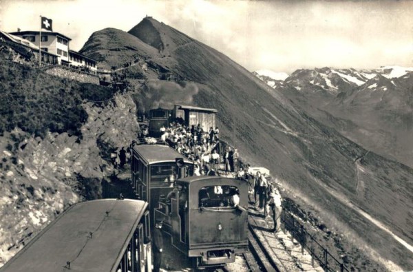 Brienzer-Rothorn Station mit Hotel u. Gipfel Vorderseite